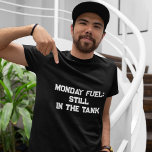 Camiseta Funny Stylish Moderno Sarcasmo Blanco y Negro Lune<br><div class="desc">Acepte el ingenio y el estilo con esta moderna camiseta de combustible de lunes de Sarcasmo Blanco y Negro. Un diseño lúdico con texto en negrita, esta camisa encarna el azul del lunes con un toque de humor. Diseñado para el confort y la tendencia, el tee es perfecto para aquellos...</div>