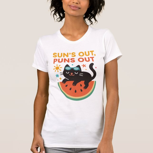 Camiseta Funny Summer Cat T-Shirt – "Sun’s Out, Puns Out"  (Anverso)