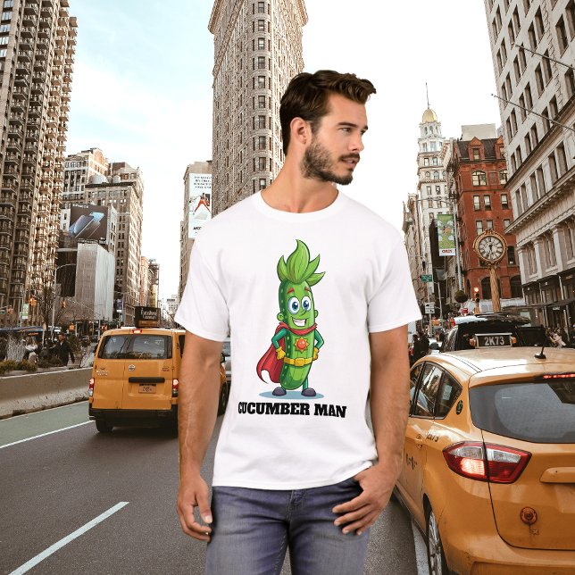 Camiseta Funny Superheroína Cucumber Pickle Man (Funny cucumber man/boy superhero character t-shirt design front view.)