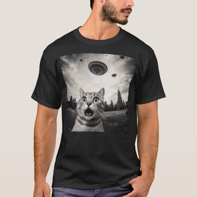 Camiseta Funny Surprised And Scared Cat Selfie With UFO (Anverso)