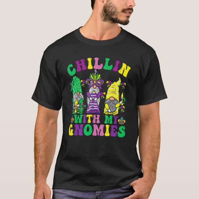 Camiseta Funny Three Cute Gnomes Mardi Gras Chillin With My (Anverso)