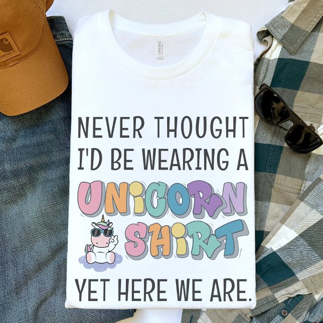 Camiseta Funny unicornio fiesta de cumpleaños de papá hombr (Never thought I'd be wearing a unicorn shirt yet here we are funny dad brother mens birthday t-shirt)