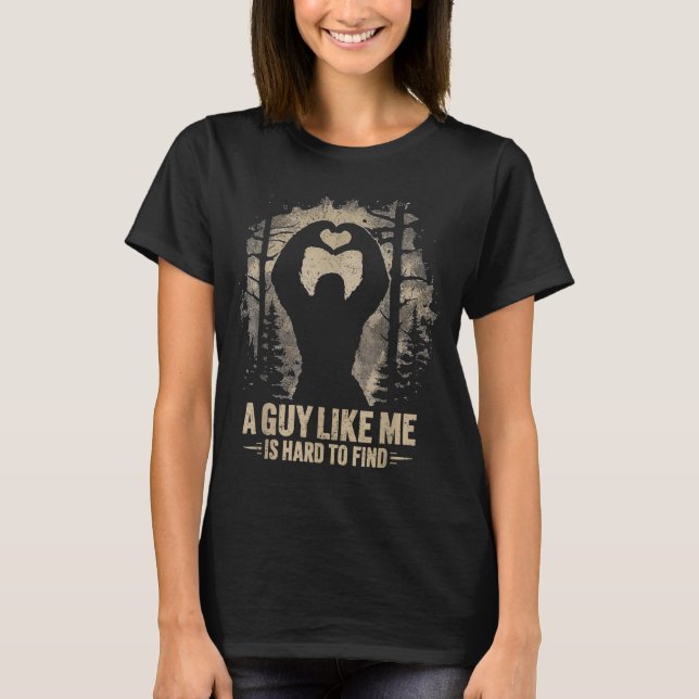 Camiseta Funny Valentine Bigfoot Heart A Guy Like Me Is Har (Anverso)