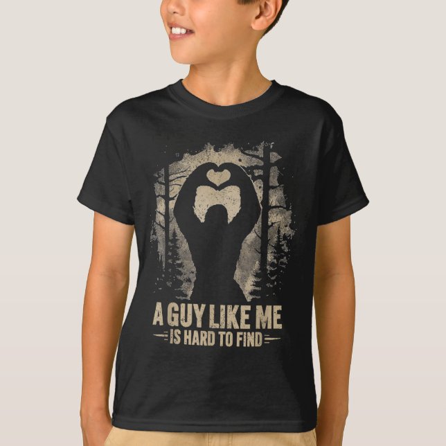 Camiseta Funny Valentine Bigfoot Heart A Guy Like Me Is Har (Anverso)