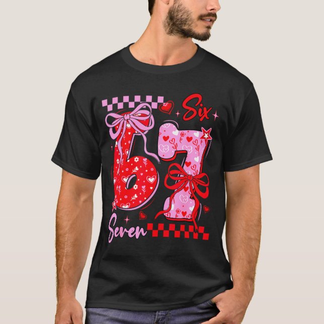 Camiseta Funny Valentine’s Day 67 Meme 6 7 Valentine Bow He (Anverso)
