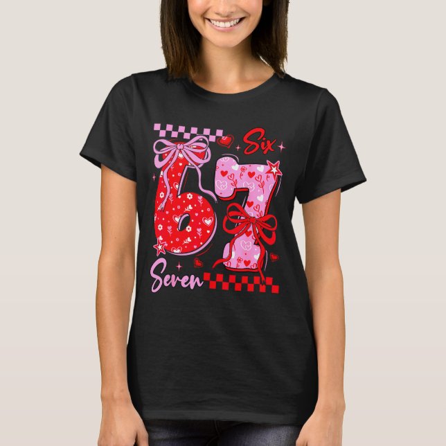 Camiseta Funny Valentine’s Day 67 Meme 6 7 Valentine Bow He (Anverso)