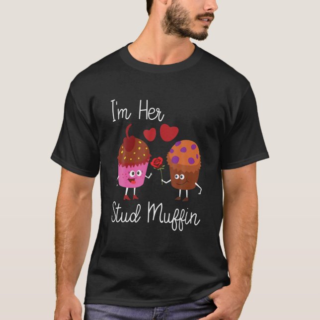 Camiseta Funny Valentine's Day I'm Her Stud Muffin Couples (Anverso)
