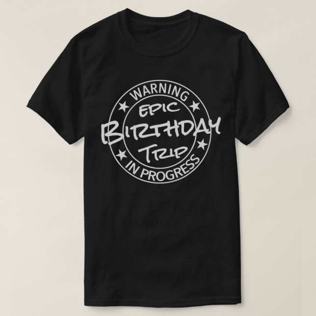 Camiseta Funny Warning Epic Birthday Trip In Progress Match (Diseño del anverso)