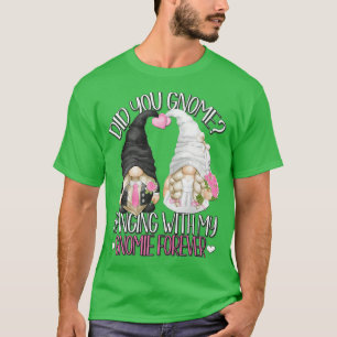 Camiseta Funny Wedding Groom Bride Gnome Pun Hanging With M