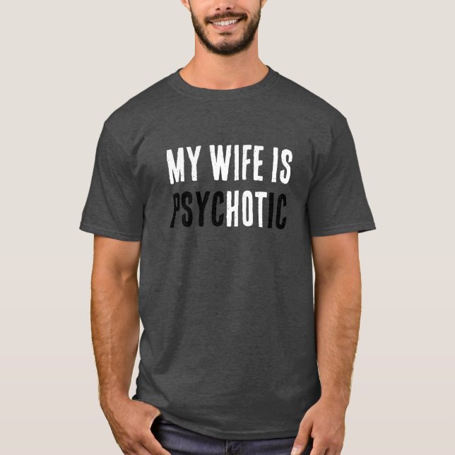 Camiseta Funny Wife Is Hot But A Psycho Comical Dad Joke  (Anverso)