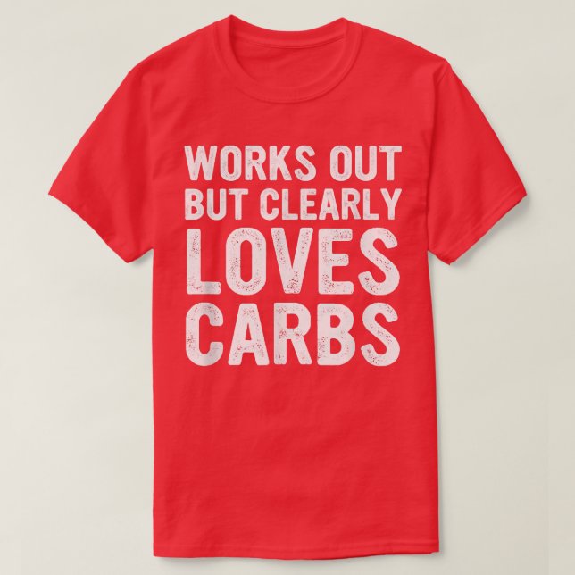 Camiseta Funny Works Out But Clearly Loves Carbs Apparel  (Diseño del anverso)