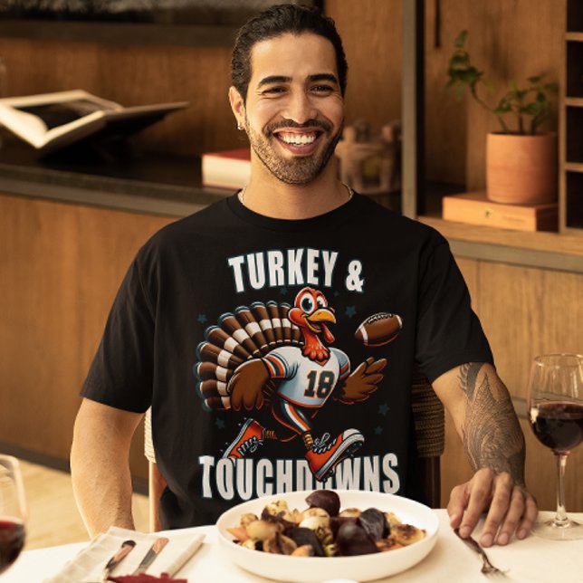 Camiseta Fútbol de Acción de Gracias Turquía y refuerza dep (Turkey and touchdowns funny Thanksgiving football season t-shirt.)