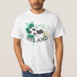 Camiseta Fútbol y equipo de fútbol de Irlanda<br><div class="desc">Irlanda diseño de escote de fútbol y fútbol en franja verde negro y blanco efecto grunge bola de fútbol y botas de fútbol con bandera verde blanco y naranja irlandesa tricolor y arte de césped en segundo plano Gran regalo para cualquier hincha irlandés de fútbol, hincha irlandés de fútbol. sgb01...</div>