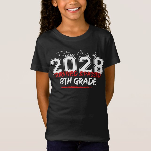 Camiseta Futura Clase De 2028 Sobrevivió Y Pasó El Octavo G (Anverso)