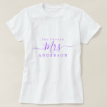 Camiseta Futura Señora Chic Script Nombre Personalizado Nov<br><div class="desc">Futura Señora moderna y elegante camiseta con nombre personalizado con el texto Señora en llamativa caligrafía de letra cursiva elegante en color púrpura brillante. Simplemente agregue el apellido de casada de la novia y el regalo perfecto para la despedida de soltera está listo para que usted lo regale. Diseñado exclusivamente...</div>