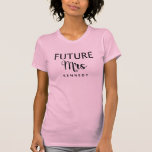 Camiseta Futura Sra. | Boda de nombres personalizados<br><div class="desc">Futura Sra. | Camiseta Boda de nombre personalizado con tipografía en negrita y escritura y personalizada con su futuro apellido. Mostrado en bonito,  de color rosa rubor,  sin embargo,  puedes elegir el color y el estilo de tu camiseta.</div>