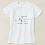 Camiseta Futura Sra Chic Letra Mayúscula Nombre Personaliza<br><div class="desc">Futura Sra moderna camiseta negra y blanca con el texto Sra en elegante letra caligráfica negra personalizada. Simplemente agregue el apellido de casada de la novia y el regalo perfecto para la despedida de soltera está listo para que usted lo dé. Diseñado exclusivamente para usted por Happy Dolphin Studio.</div>