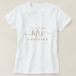 Camiseta Futura Sra Chic Script Nombre Personalizado Novia<br><div class="desc">Futura Sra moderna y elegante camiseta con el texto Sra en caligrafía elegante y dorada. Simplemente agregue el apellido de casada de la novia y el regalo perfecto para la despedida de soltera está listo para que lo dé. Diseñado exclusivamente para usted por Happy Dolphin Studio.</div>