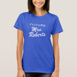 Camiseta Futura Sra. T Shirt para que pronto sea novia / es<br><div class="desc">Futuro Sra. T Shirt para que pronto sea novia / esposa. Diseño de fiesta nupcial. Humor boda para las mujeres casadas. Boda, aniversario, despedida de soltera o idea de regalo de luna de miel para la novia. Divertido lema matrimonial, personalizable. Humor de recién casados. Crea uno para el marido también....</div>
