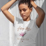 Camiseta Futuro equipo de escritura de tipografía floral de<br><div class="desc">Glam elegante personalizado floral futuro señora camiseta con purpurina de cobre cepillado manuscrito como escritura tipográfica, una flor de magnolia color de color rosa y un corazón pequeño. Fácil de personalizar con la novia para que sea un nombre futuro. Adecuado para primavera o verano moderno y glamuroso equipo de novias...</div>