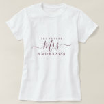 Camiseta Futuro guión de la Sra. Chic Nombre personalizado<br><div class="desc">Futuro Sra. moderno y elegante nombre personalizado camiseta con el texto Sra. en elegante caligrafía de script burgundy. Simplemente agregue el apellido de casada de la novia y el regalo perfecto para la ducha de novia está listo para que usted lo dé. Diseñado exclusivamente para usted por Happy Dolphin Studio....</div>