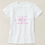 Camiseta Futuro guión de la Sra. Chic Nombre personalizado<br><div class="desc">Futuro Sra. moderno y elegante nombre personalizado camiseta con el texto Sra. en rosa neón elegante caligrafía. Simplemente agregue el nombre de casada de la novia y el regalo perfecto para la ducha de la novia está listo para que usted lo dé. Diseñado exclusivamente para usted por Happy Dolphin Studio....</div>