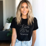 Camiseta Futuro La Sra. White Modern Script Custom Wedding<br><div class="desc">El guión moderno y casual de caligrafía blanca de moda "Future Mrs.",  camiseta de boda de novia femenina,  incluye texto personalizado que puede ser personalizado con el apellido de la novia casada. ¡Ideal para la novia en la fiesta de la soltera y el fin de semana boda!</div>