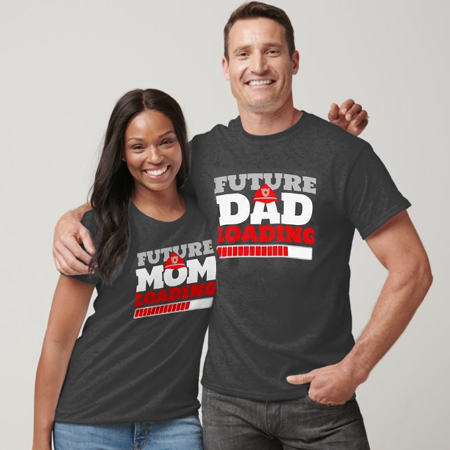 Camiseta Futuro Mamá cargando Baby Shower ( Future Mom Loading Firefighter Baby Shower Shirt or Funny Pregnancy Announcement for Husband)