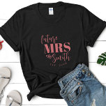 Camiseta Futuro Personalizado Sra. Novia Personalizada<br><div class="desc">Prepárate para que la futura novia luzca elegante y fabulosa en nuestra camiseta personalizada para novia! Esta camiseta contiene las palabras "futura señora", seguido del nombre de la novia, lo que la convierte en el regalo perfecto para su soltera, ducha de novia, fiesta de compromiso o incluso el día de...</div>