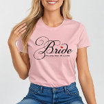 Camiseta Futuro Sra. Bride Personalizado Script Boda Rosa<br><div class="desc">La camisa rosa dulce y elegante de la novia incluye un guión negro y el texto de nombre de la personalizado "Future Mrs" que se puede personalizar.</div>