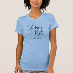 Camiseta Futuro Sra. Custom Name Boda Shirt<br><div class="desc">Futura camiseta Boda de nombre personalizado Mrs. - Camiseta de boda personalizada que presenta tipografía de escritura moderna y está personalizada con su futuro apellido. La letra se acentúa con un anillo de compromiso. Mostrado en rosa rubor,  sin embargo puedes elegir tu estilo y color de camiseta.</div>