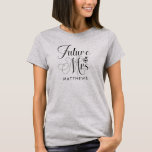 Camiseta Futuro Sra. Custom Name Boda Shirt<br><div class="desc">Futura camiseta Boda de nombre personalizado Mrs. - Camiseta de boda personalizada que presenta tipografía de escritura moderna y está personalizada con su futuro apellido. La letra se acentúa con un anillo de compromiso. Mostrado en rosa rubor,  sin embargo puedes elegir tu estilo y color de camiseta.</div>