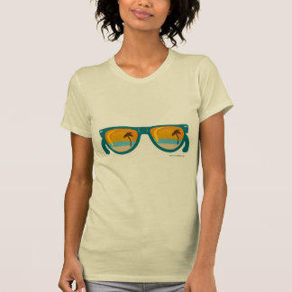 Camiseta Gafas de sol de vacaciones iluminadas por la playa