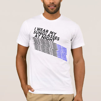 Camiseta gafas de sol en la noche