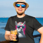 Camiseta Gafas de sol rosadas de Guay Llama<br><div class="desc">Este diseño se puede personalizar eligiendo la opción Editar diseño. También puede transferir a otros artículos. Póngase en contacto conmigo en colorflowcreations@gmail.com o utilice la opción de chat en la parte superior de la página si desea tener este diseño en otro producto o necesita ayuda con este diseño. Ver más...</div>