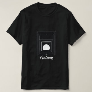 Camiseta Galaxia Minimalista monocroma con logotipo de cubo