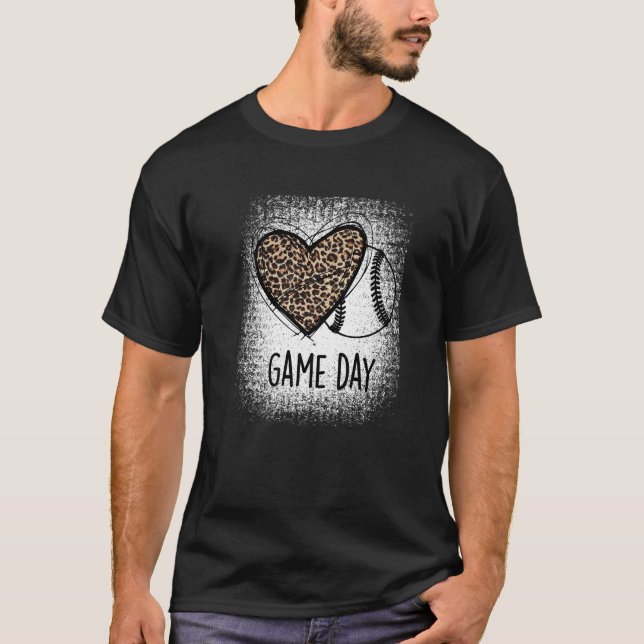 Camiseta Game Day With Leopard Heart baseball  Mom (Anverso)