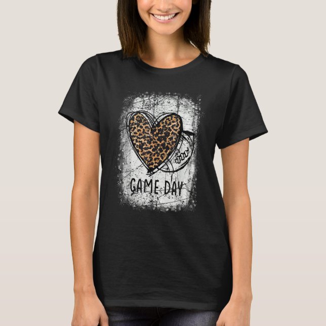 Camiseta game day with leopard heart football  mom bleached (Anverso)