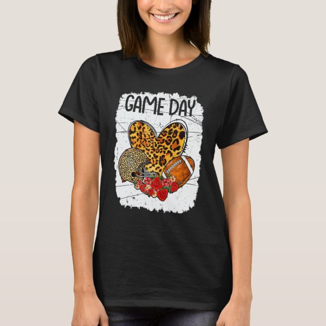 Camiseta Game Day With Leopard Heart Football  Mom Bleached (Anverso)