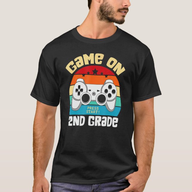 Camiseta GAME ON 2nd Grade Gamer Teacher Student Back To Sc (Anverso)