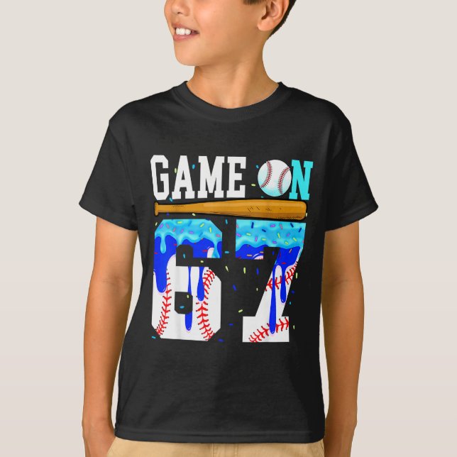 Camiseta Game On 67 Baseball Drip Six Seven Meme 6 7 Birthd (Anverso)