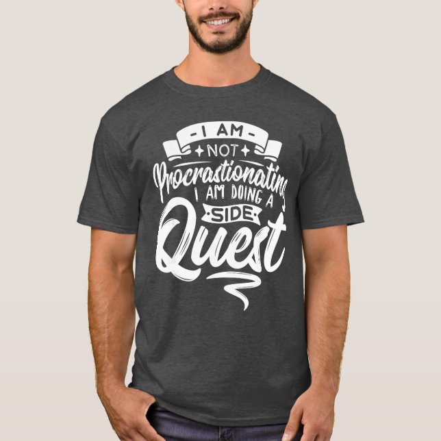 Camiseta Gamer Procrastinating Doing A Side Quest Procrasti (Anverso)