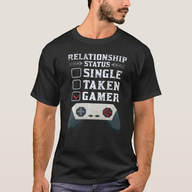 CAMISETA GAMING  RELATIONSHIP STATUS SINGLE TAKEN GAMER (Anverso)
