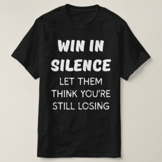 CAMISETA GANAR EN SILENCIO DEJEN QUE PIENSEN QUE TODAVÍA ES