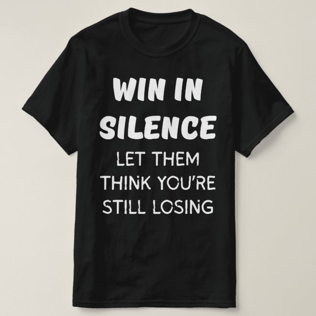 CAMISETA GANAR EN SILENCIO DEJEN QUE PIENSEN QUE TODAVÍA ES (Diseño del anverso)