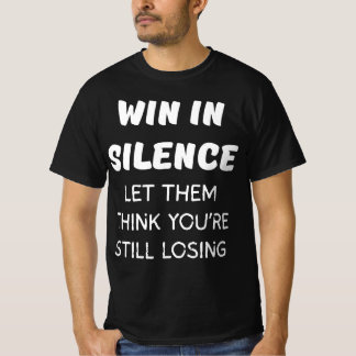CAMISETA GANAR EN SILENCIO DEJEN QUE PIENSEN QUE TODAVÍA ES