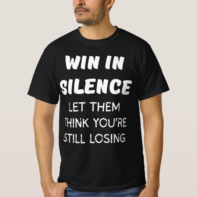 CAMISETA GANAR EN SILENCIO DEJEN QUE PIENSEN QUE TODAVÍA ES (Anverso)