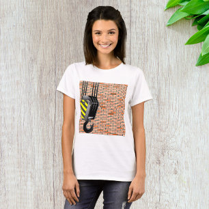 Camiseta Gancho de Grúa Industrial con Pared de Ladrillo
