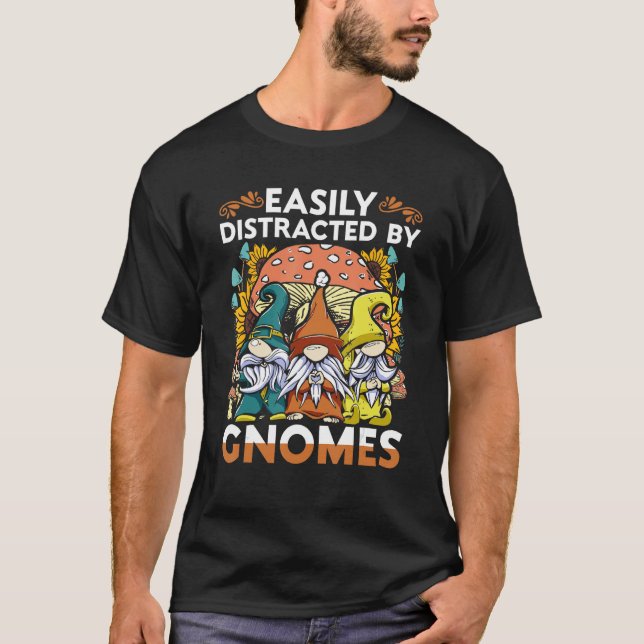 Camiseta Garden Gnome Easiliy Distracted By Gnomes (Anverso)