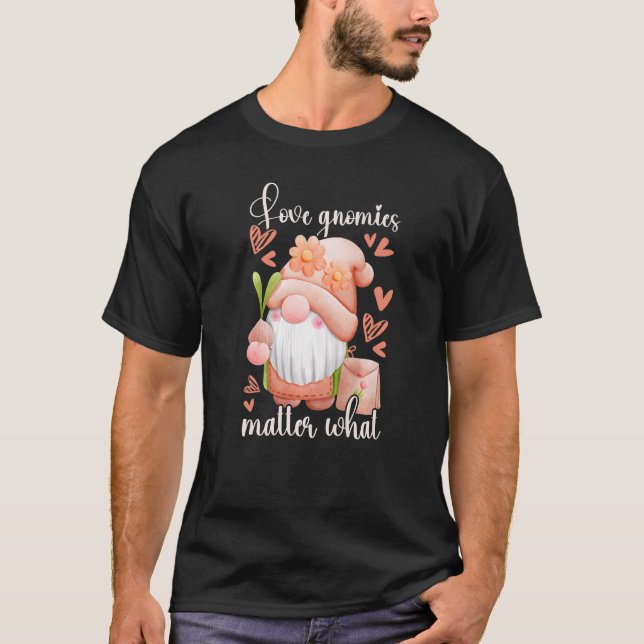 Camiseta Garden gnome with onion garden gnome hearts (Anverso)